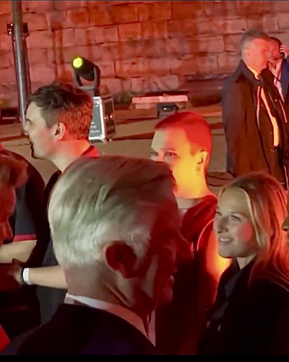 MonTopFR's tweet image. Héléna a illuminé la scène hier soir lors de la #BelgiumParty, organisée pour la fête nationale belge, et a reçu les salutations de la famille royale 🇧🇪👑
