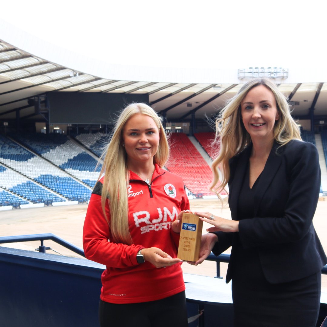 ScotWFootball's tweet image. PLAYERS' PLAYER AWARDS
We're announcing winners of the Players' Player Awards over the next fortnight as we catch up with each. First up, Chanel Rock, MD Head of Operational Risk at @BarclaysUK was on hand to present Chelsea Lowe with the @SWFLeagueOne award. Congratulations!