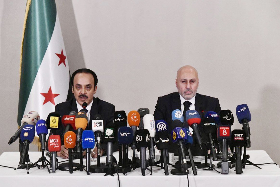 أهم ماورد في المؤتمر الصحفي للجنة الوطنية للتحقيق وتقصي الحقائق في أحداث الساحل:
-  اللجنة استمعت من أفراد العائلات ودونت 938 إفادة منها 452 متعلقة بحوادث قتل.
-  اللجنة استمعت إلى 23 إحاطة واستجوبت المشتبه بهم.
-  زارت اللجنة 33 موقعاً وعاينت أماكن الوقائع وكشفت على المقابر