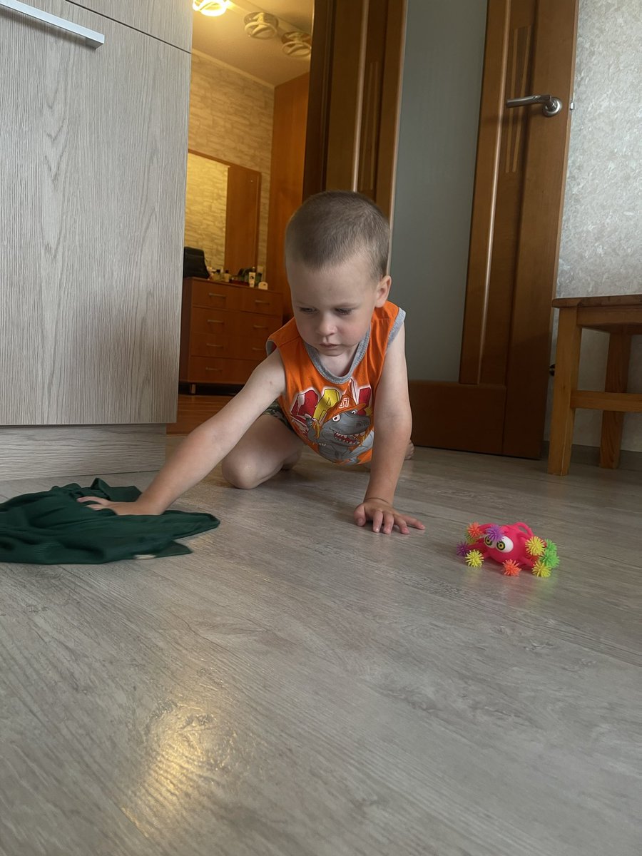 пацан разлил сок, не долго думая, пошел и взял тряпку, намочил, начал вытирать за собой. не знаю как это происходит, я его этому не учила