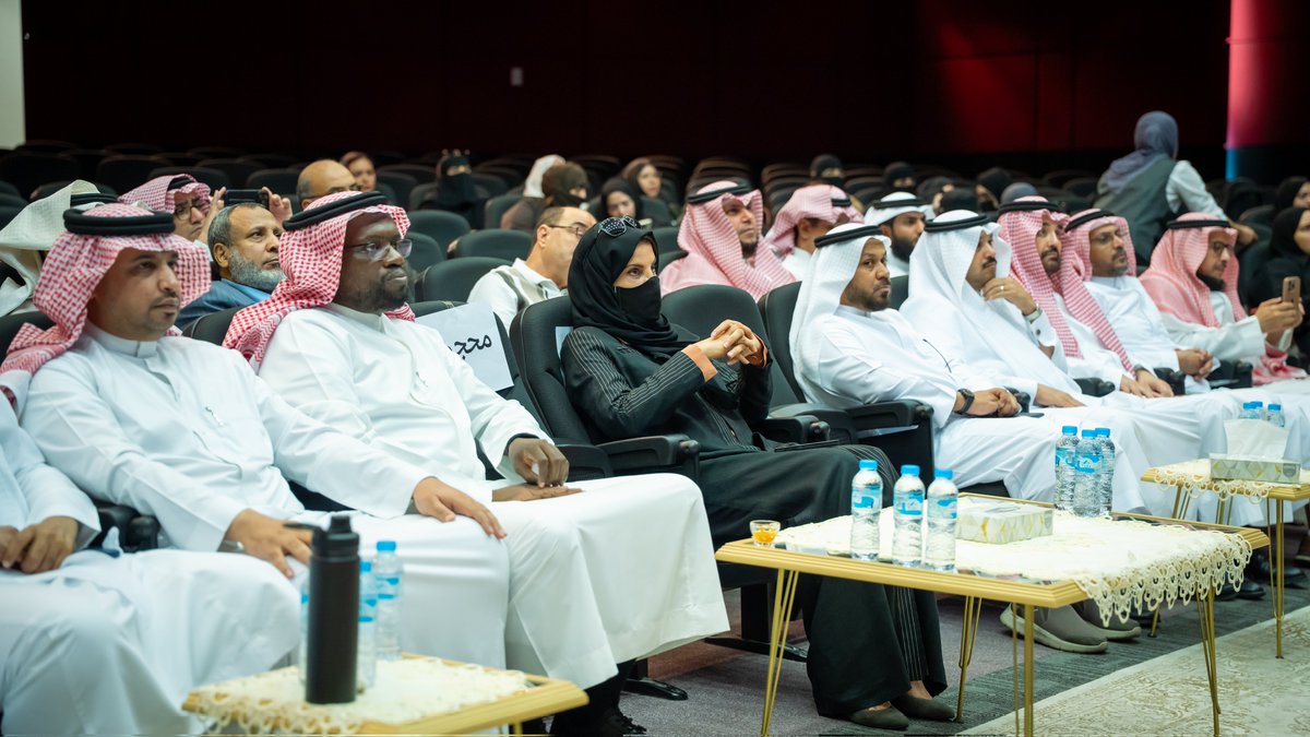 kauedu_sa's tweet photo. دشنت #جامعة_الملك_عبدالعزيز ممثلة في كلية التربية المرحلة الثانية من #برنامج_إعداد_المعلم ضمن مبادرة التطوير المهني للمعلمين وقيادات المدارس، إحدى مبادرات برنامج تنمية القدرات البشرية @HCDP_SA، أحد برامج تحقيق #رؤية_السعودية_2030، بشراكة مع المعهد الوطني للتطوير المهني التعليمي @niepd_edu، بهدف نقل المعرفة وتأهيل الكوادر التعليمية، من خلال تدريب مكثف لأعضاء هيئة التدريس من الجامعة.
#تمكين_المعلم
#إعداد_المعلم