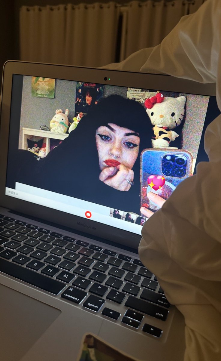 slashedangel's tweet image. someone tell me to not mess up my hair growth process and not to cut baby bangs again 😅