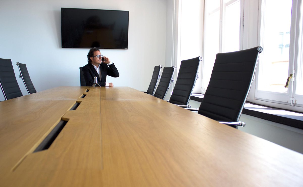 Existen 5 tipos de REUNIONES de equipo:

1. Reuniones para tomar decisiones
2. Reuniones de innovación
3. Reuniones informativas
4. Reuniones de puesta al día
5. Reuniones de teambuilding

Una reunión puede durar:

Una hora,
media hora
o tan solo 23 minutos...