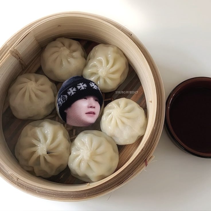 syubgiryeok7's tweet photo. 뇸뇸뇸 🥟🥢 https://t.co/54RVToSlLM