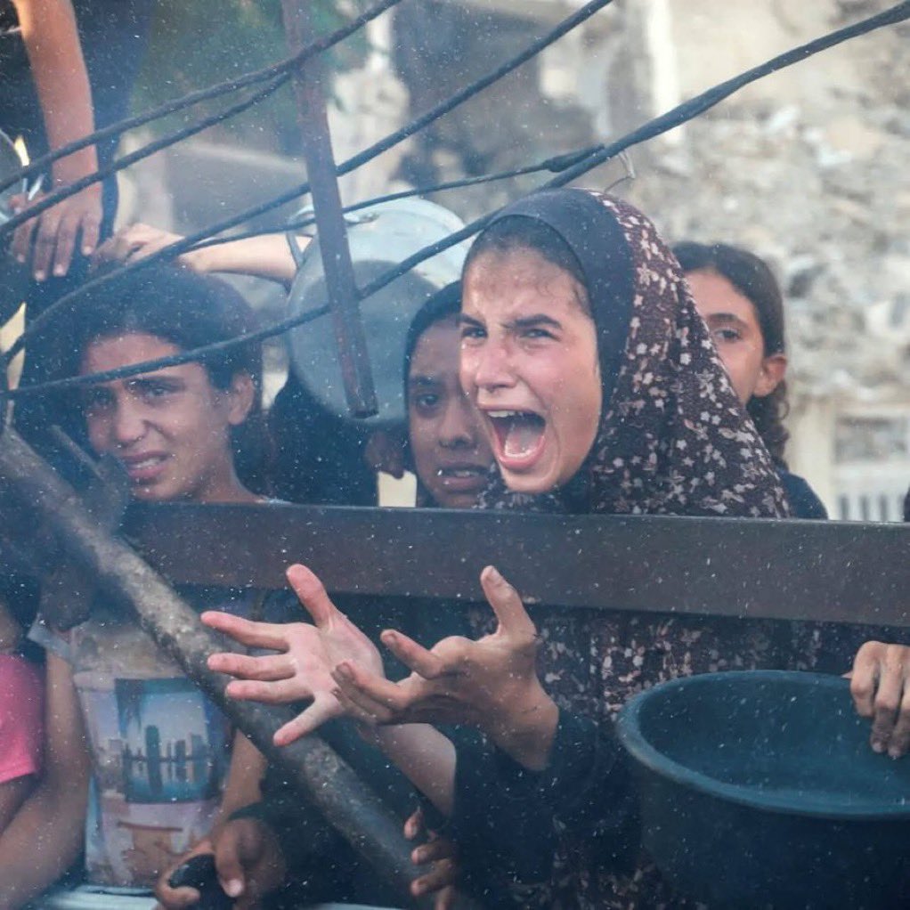 al_arje's tweet image. كنّا نسمع قولاً من الكبار ونحن أطفال يرددونه في ثنايا أحاديثهم تصبّراً على ضيق العيش، يقولون (لا تخاف ما حدا بيموت جوع)
كبرنا ورأينا شعباً كاملاً في غزّة يموتُ جوعاً بينما كوكب الأرض كلّه شبعان ومُتخم!
#أنقذوا_غزة