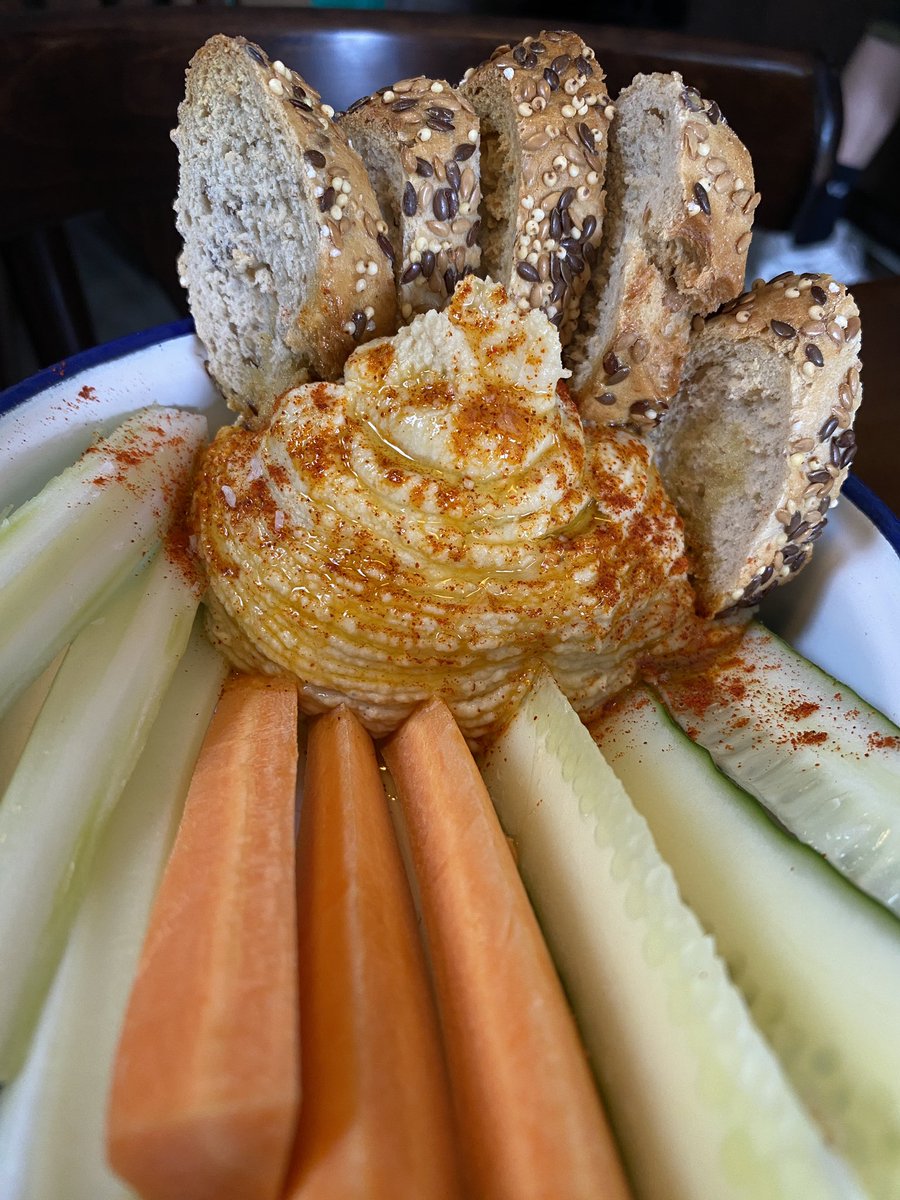 La Guapa y la Mala. Barcelona. Fantástico rincón en la ciudad para tapear. 
#vinosderueda #vilaviniteca #uvasfelices #winelover #perroverde