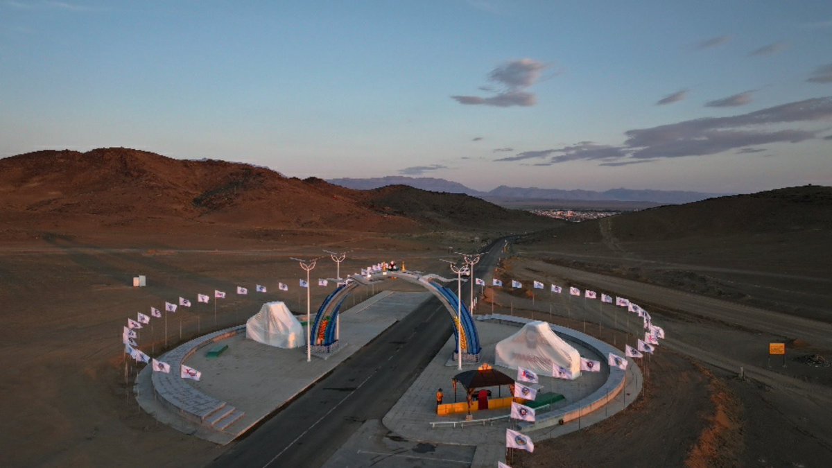 Улаамгом хотын угтах үдэх хаалга.
Алсад одох, хүрэлцэн ирэх хэн боловч эсэн мэнд зорчих ерөөл өргөж маш нарийн утга учиртай хийсэн бүтээн байгуулалт. Бүтэн зураг ч хараагүй байж бүтээгчийг шүүмжлээд л байх юм. Доромжлож л байвал дур нь ханадаг лагайнууд ихсээд л байх юм🤔