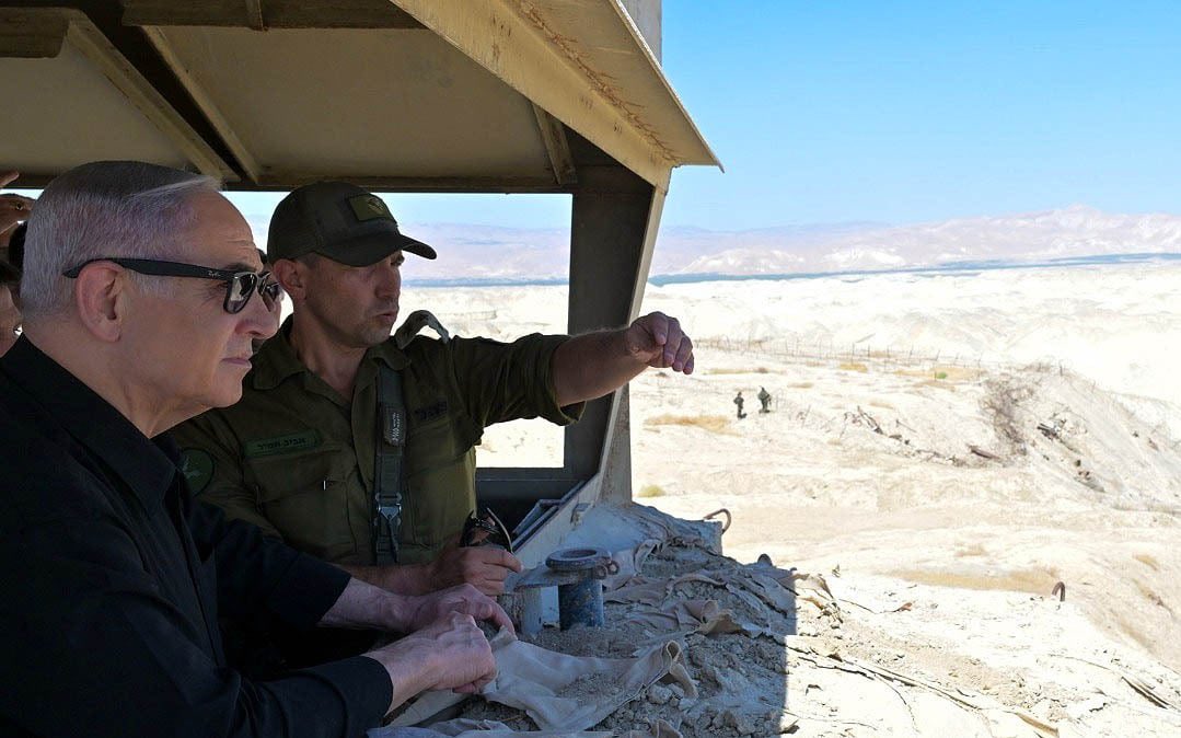 "إن الهدف الظاهر من إنشاء فرقة جلعاد هو حماية الحدود الشرقية لإسرائيل، والتي تعتبر أطول حدود مشتركة مع الدول المحيطة، وتشمل فيما تشمله 97 كيلو مترًا من ضمن الضفة الغربية، و238 كيلو مترًا مع الأراضي المحتلة الأخرى، وحسب المصادر الإسرائيلية، فإن حماية الحدود تتمثل في الحد من تهريب