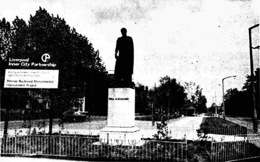 Liverpool1207's tweet image. #Liverpool OTD - 1983: The William Huskisson statue is pulled down. The plinth remains empty to this day