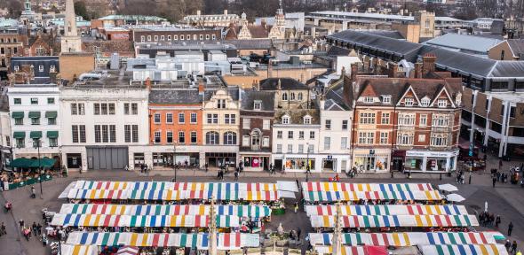 🕯️💍🎁 Every pound you spend <a href="/cammarkets/">Cambridge Markets</a> supports a local business 🧁 ❤️
From handcrafted jewellery to homemade cakes, your purchase helps real people keep doing what they love! 😋🌯🍜
#ShopLocal #SupportSmallBusiness #CambridgeMarket