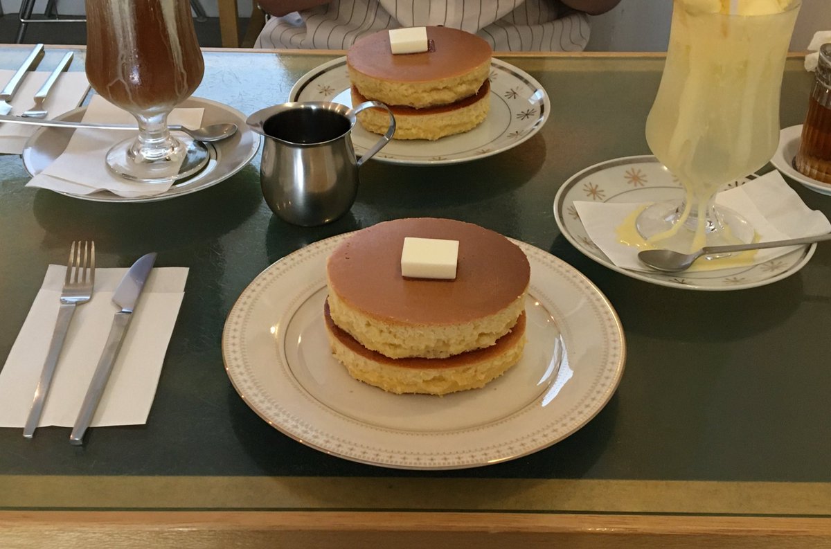 lily__bby's tweet image. 丁寧に作られたホットケーキとレモンソーダ𐙚
