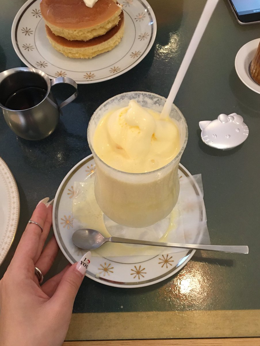 lily__bby's tweet image. 丁寧に作られたホットケーキとレモンソーダ𐙚