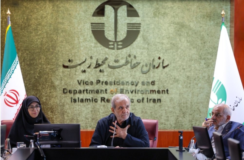 drpezeshkian2's tweet image. رئیس جمهور در نشستی با مدیران سازمان حفاظت محیط زیست:
هیچ مجوزی نباید برای برنامههای توسعهای در فلات مرکزی ایران صادر شود.
_قدردانی از تلاشگران سازمان حفاطت محیط زیست
_تاکید بر پیگیری سازمان جهت رفع مشکل کسانی که در حین انجام ماموریت دچار مشکل شدهاند.
president.ir/fa/160485