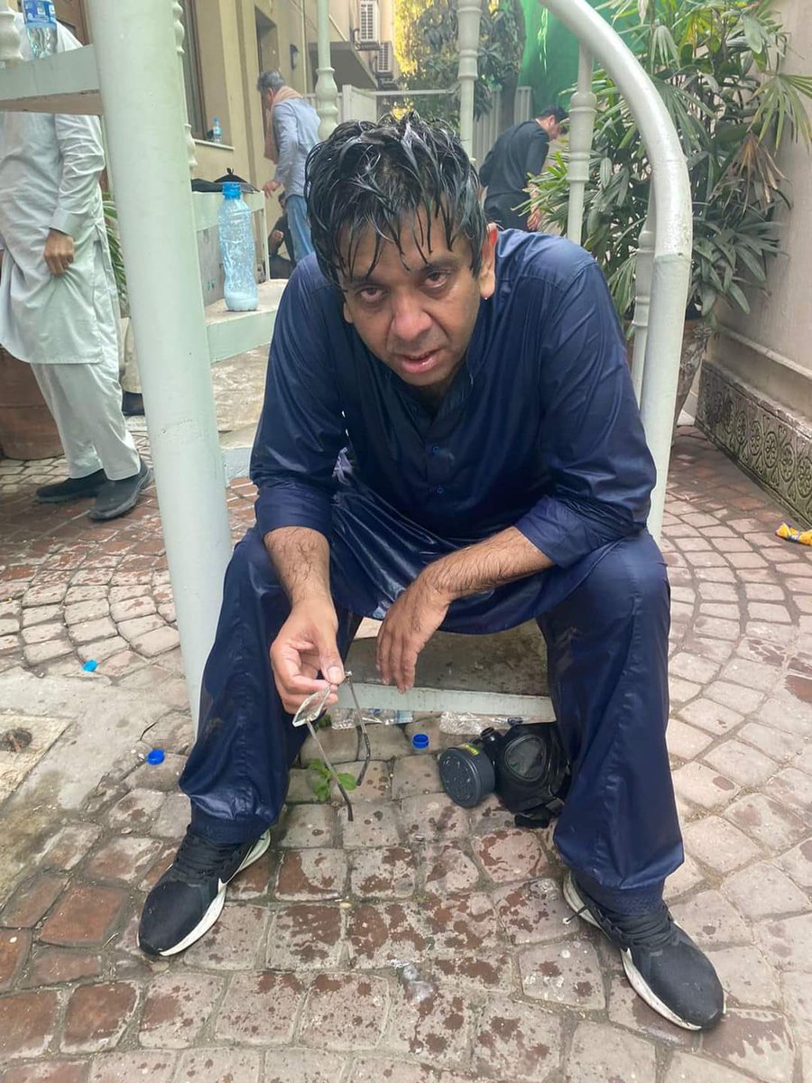پہلے زمان پارک میں عمران خان کی جان کی حفاظت کی پھر اپنی سیٹ عمران خان پہ قربان کی اور اج اسی نظریے کی وجہ سے 10 سال کی قید کی سزا سنائی گئی