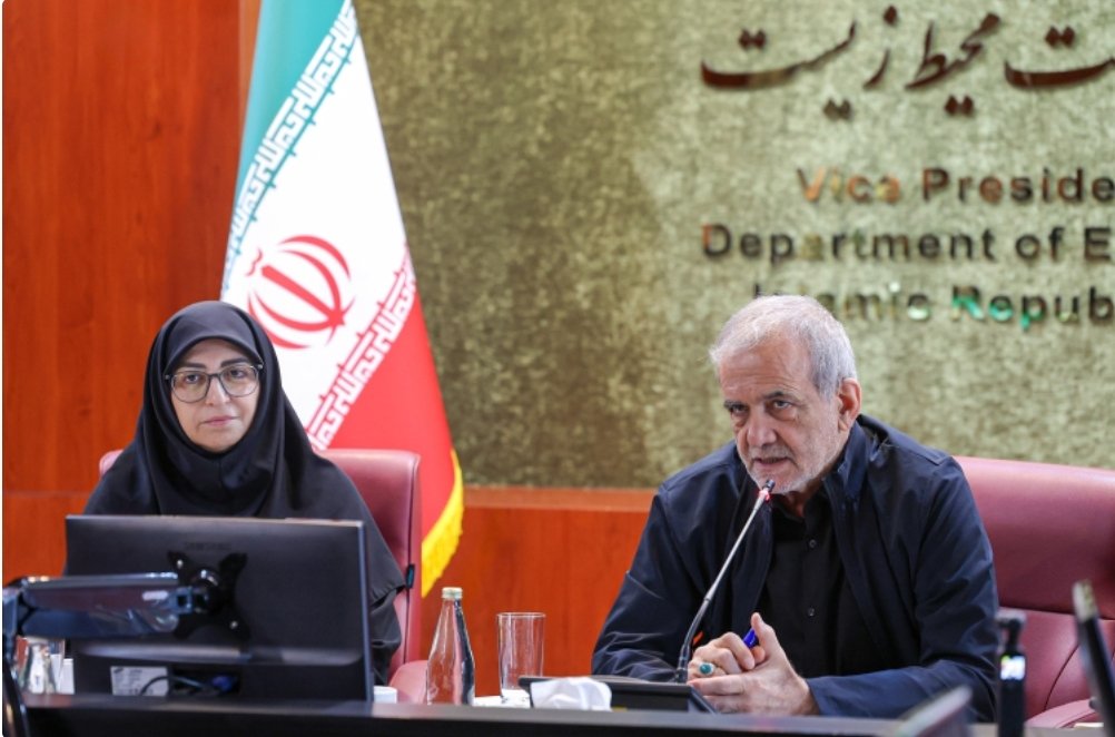 drpezeshkian2's tweet image. رئیس جمهور در نشستی با مدیران سازمان حفاظت محیط زیست:
هیچ مجوزی نباید برای برنامههای توسعهای در فلات مرکزی ایران صادر شود.
_قدردانی از تلاشگران سازمان حفاطت محیط زیست
_تاکید بر پیگیری سازمان جهت رفع مشکل کسانی که در حین انجام ماموریت دچار مشکل شدهاند.
president.ir/fa/160485