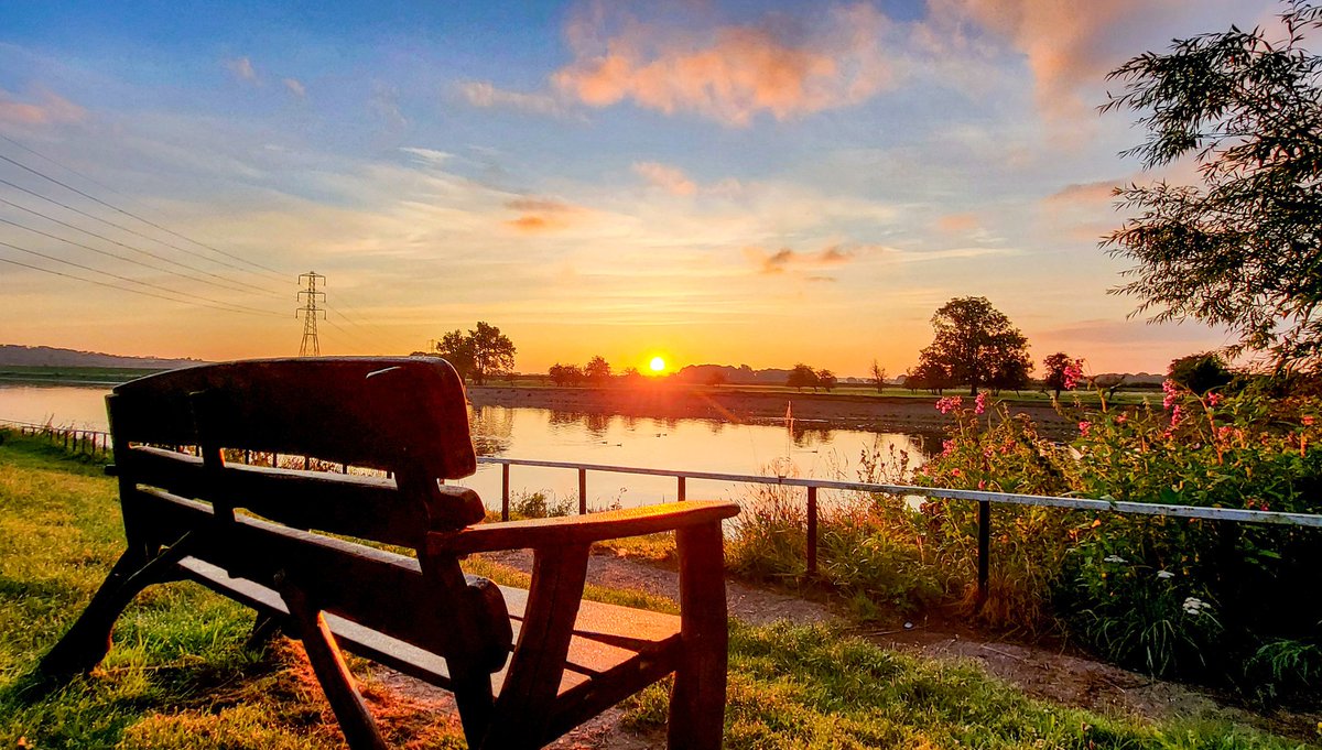 WeatherFrog_'s tweet photo. Burton joyce Nottinghamshire photos from this morning 

#loveukweather #Loveukweather  @metoffice @metofficeUK @itvweather @ITVCentral @bbcemt @bbcweather @BBCNottingham @RobRoseTweets #Wxphotography  #explorenotts #vistnotts

@StormHour @ThePhotoHour https://t.co/BuhOOlRpBE
