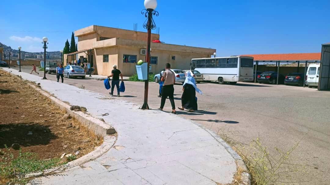 SyriaUnfpa's tweet image. In Sweida, where violence uprooted lives, Nawras stayed. 💙
A father of two, he kept delivering aid—despite losing his home & car, and facing fuel shortages.
His courage reminds us what true service means.
#UNFPA #Sweida #HumanitarianHero #HopeInAction