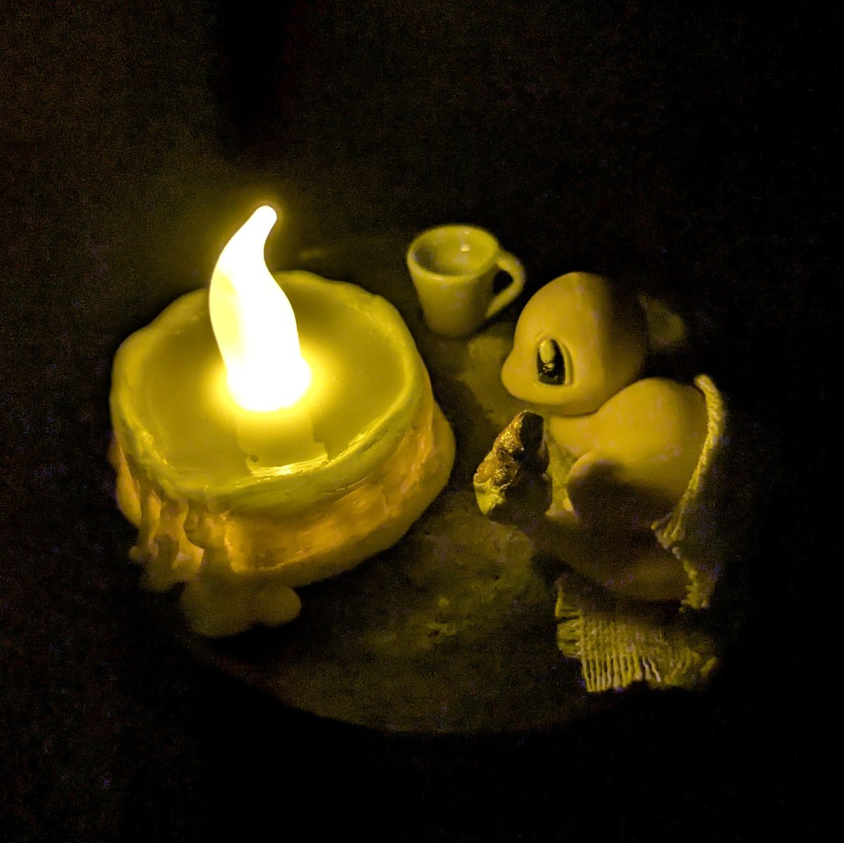 ポケモンスリープ風のミニジオラマができました。キャンドルライトは裏のスイッチで光ります（真っ暗な部屋だと写真4枚目みたいになります）。
#ポケスリ2周年 #ポケモン #ヒトカゲ