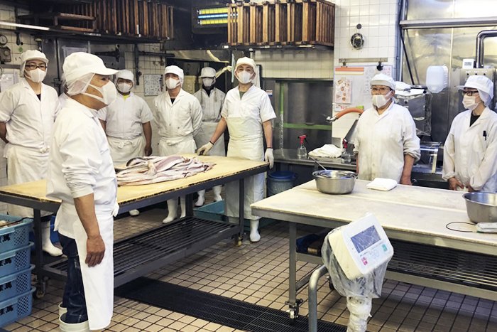 onomichi_keima's tweet image. 今日も一日ありがとうございました😊
桂馬商店の朝は魚の入荷から始まります
早朝4時、製造スタッフ全員揃っての朝礼
その後、入荷したばかりの新鮮な魚を捌きます
気候によっては魚の入荷が少ない時もあり、製造数が制限されてお客様にお待ち頂くこともあります
生の魚を使っているからこそです
