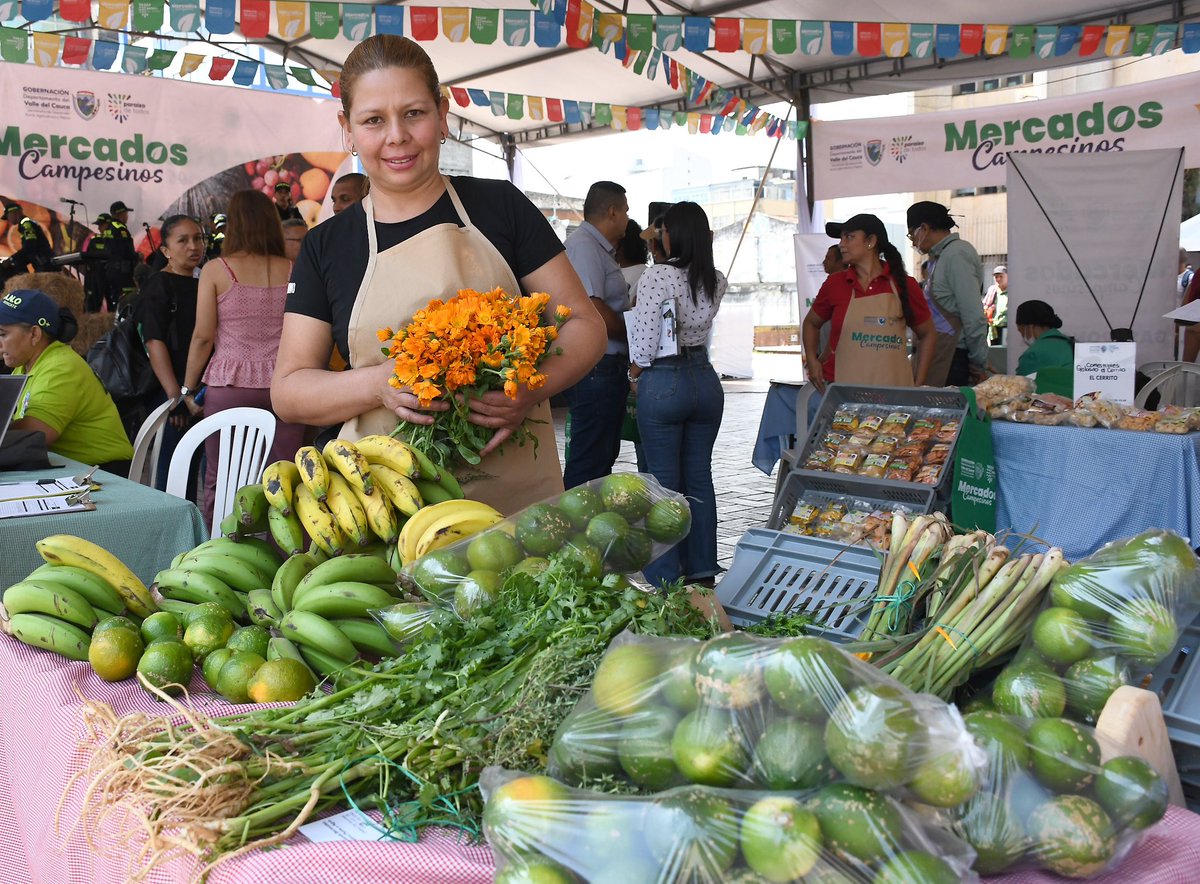 SecAgriculturaValle (@valle_agro) on Twitter photo ¡El mercado campesino en Cali fue un éxito! ♥️
🥬 🍇Cinco toneladas de alimentos fueron vendidos.
👩🏼🌾👨🏾🌾 97 productores de 27 asociaciones participaron de la actividad.
🤑💲Campesinos vendieron alrededor de 15 millones de pesos, sin intermediarios.
🍱Valle Agro es <a href="/GobValle/">Gobernación Valle del Cauca</a> ¡El mercado campesino en Cali fue un éxito! ♥️
🥬 🍇Cinco toneladas de alimentos fueron vendidos.
👩🏼🌾👨🏾🌾 97 productores de 27 asociaciones participaron de la actividad.
🤑💲Campesinos vendieron alrededor de 15 millones de pesos, sin intermediarios.
🍱Valle Agro es <a href="/GobValle/">Gobernación Valle del Cauca</a>