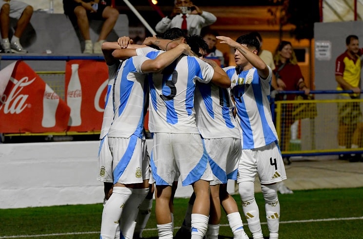 RoyNemer's tweet image. Argentina U20 win 2-0 vs. Chile in opening match at COTIF. mundoalbiceleste.com/2025/07/22/arg…