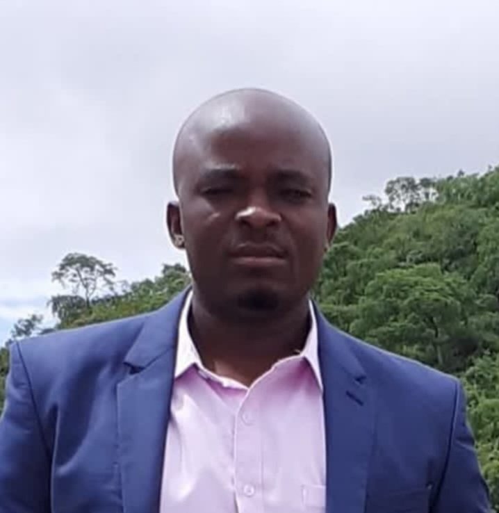 TheMirrorMsv's tweet image. The Messenger of Court Masvingo has successfully served a letter of demand of US$150 000 on Zanu PF activist Esau Mutanho who disrupted an event to launch opposition politician Job Sikhala’s biography at Charles Austin Theatre two weeks ago. The letter was served on Mutanho’s…
