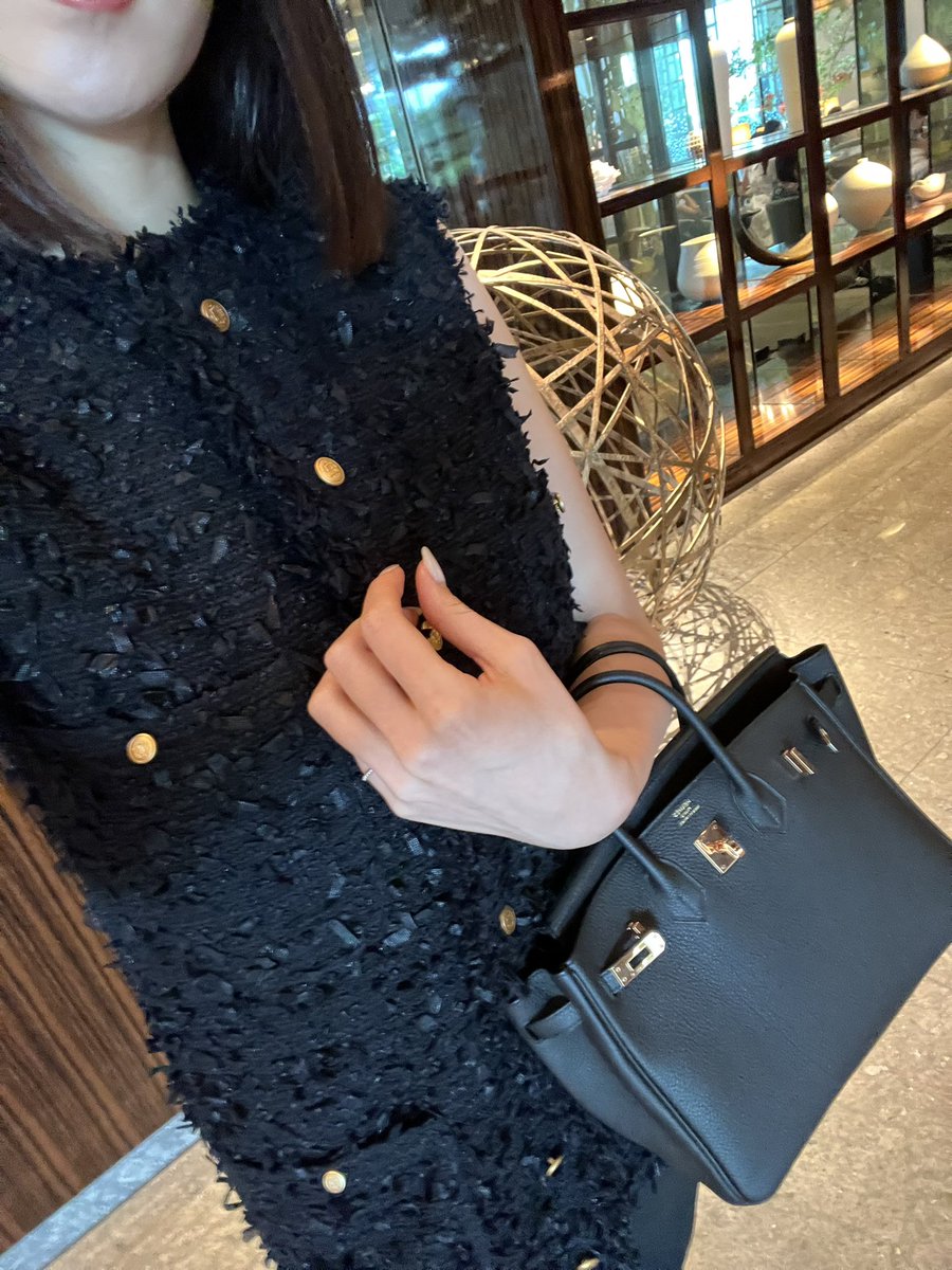 OLchandayo___'s tweet image. 久しぶりにバーキンの出番😙🖤
平日働くサラリーマン、趣味は海外旅行(しかし日本にいる時は引きこもり)ゆえ出番なかなかないけどやはり可愛い✨
スペックは25cmノワールローズゴールド金具☺️