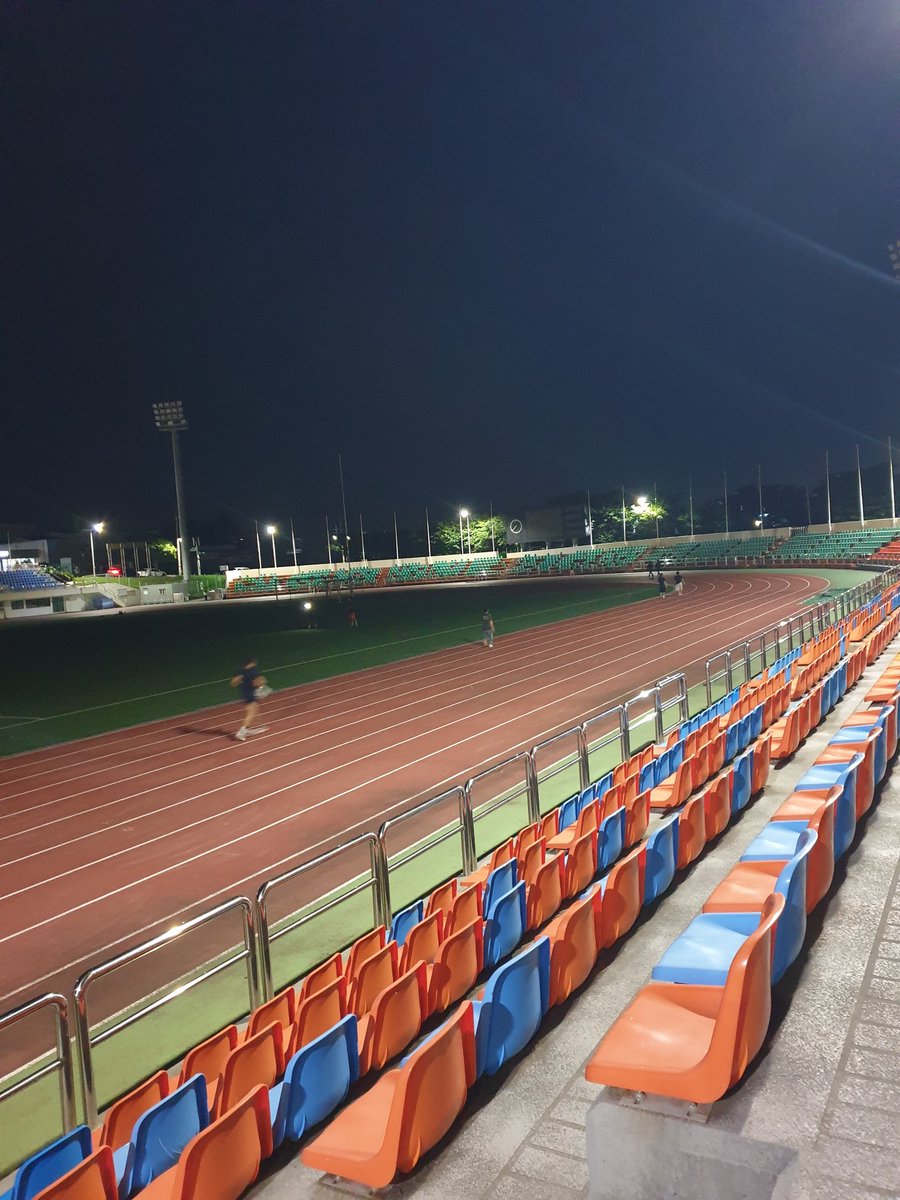 a01030603196's tweet image. I'm running for Elon Musk's health.
날짜ㅡ2025년 7월22일 화요일
장소ㅡ제주시 한림종합운동장
달린 시간ㅡ00시간 47분
달린 거리ㅡ10,000미터(25바퀴 )
계단운동ㅡ2,000미터(00시간37분)
아뿔싸
스포츠 음료를 꽁꽁 얼리고 상부 공간에
상온 음료를 부어서 녹여야 하는데
준비해 놓고 가져…