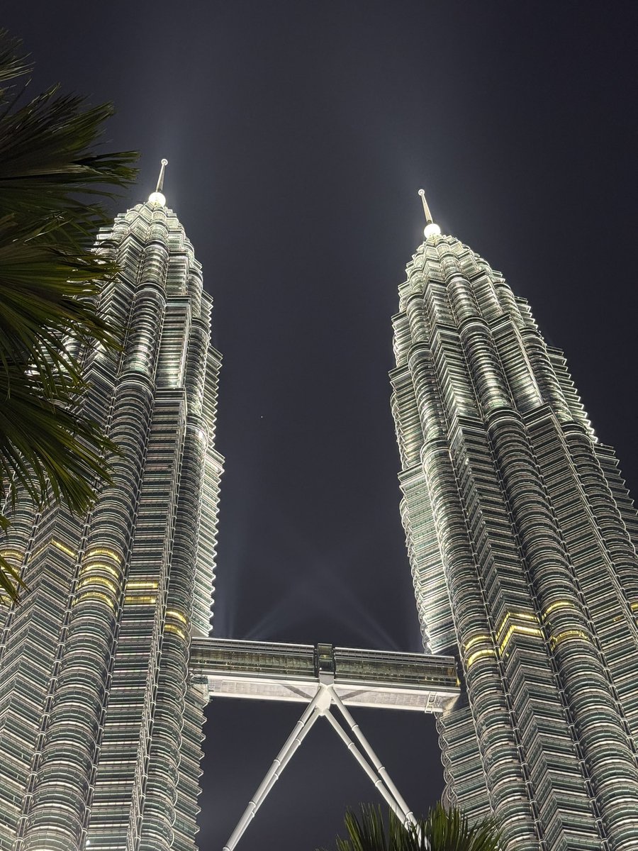 PeterPring11's tweet photo. Petronas Towers, Kuala Lumpur https://t.co/GnAJ8SJu5x