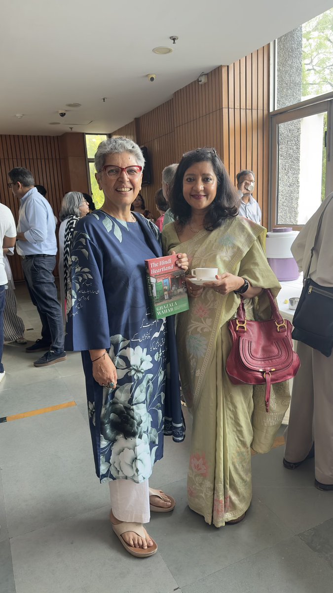 iamrana's tweet image. Representing the diversity of The Hindi Heartland at
Ghazala Wahab's book launch
@ghazalawahab
A ghazal by Athar Nafees-
on the sleeve the line-
jab jism hī saarā jaltā ho phir dāman-e-dil ko bachā.eñ kyā