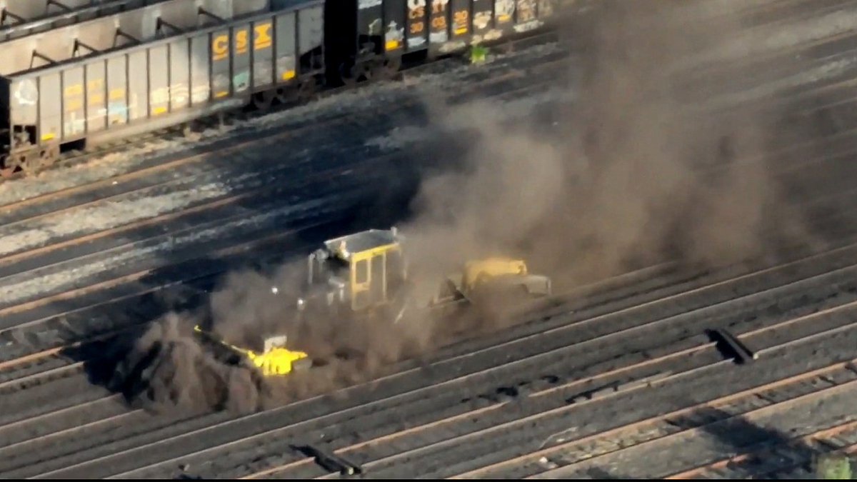 BaltimoreBrew's tweet image. New @JohnsHopkinsSPH study strengthens link between @CSX activities at its Curtis Bay coal terminal and air pollution (particulates, black carbon) levels in the neighborhood. tinyurl.com/3fk9w3vt This as permit with @MDEnvironment is pending.
