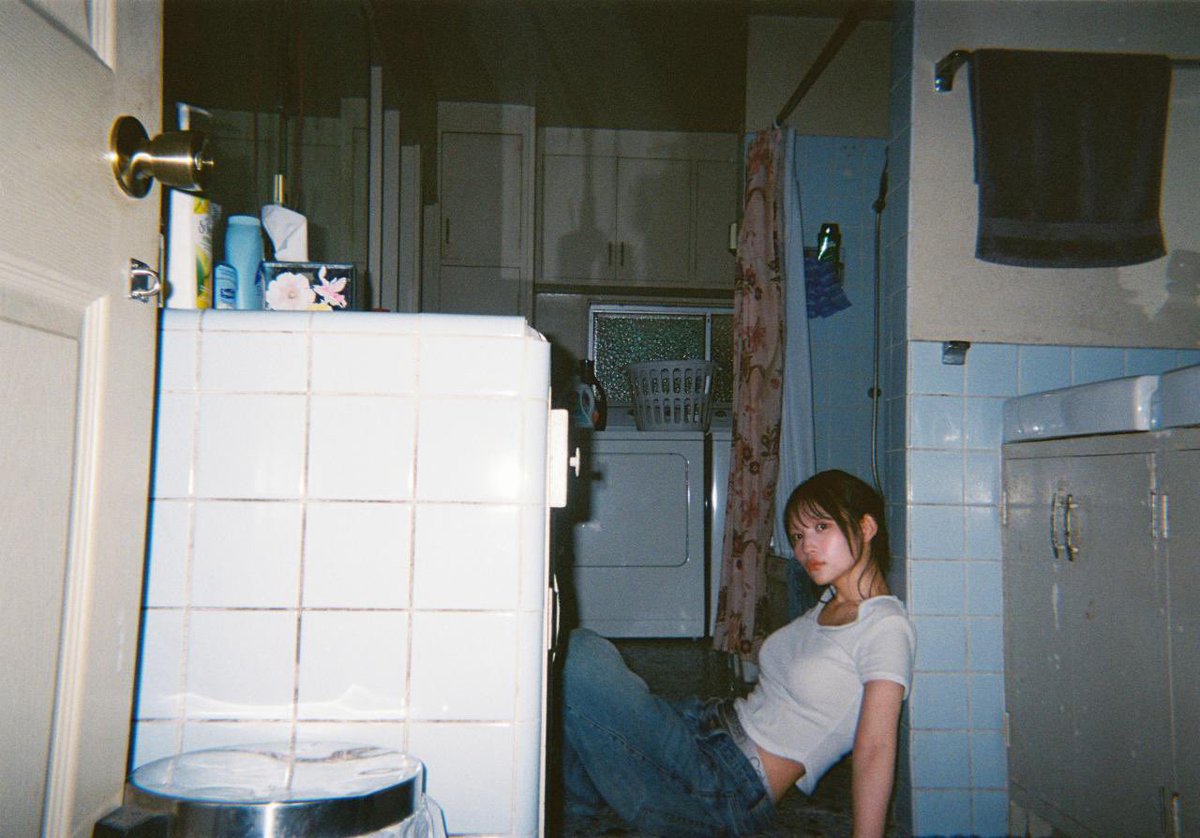 新曲 #ジェラシーナイフ 
配信スタートはこのあと00:00 ！ 
lnk.to/jealousyknife

あしたは20:00にMVプレミア公開ですよ 🍓
youtu.be/sHOPBO5EGl0