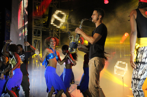 Fabiennecolas's tweet image. Au départ, une lettre d’amour à #Haïti et au #Québec… Aujourd’hui, le plus grand festival du genre en dehors Haiti.
🎶📚🍽️🎨 #HaitiEnFolie, c’est Haïti sans passeport.
19e @HaitiEnFolie #Montreal
23 - 27 juillet 2025
Présenté par @Banque_TD
HaitiEnFolie.com #HEF25