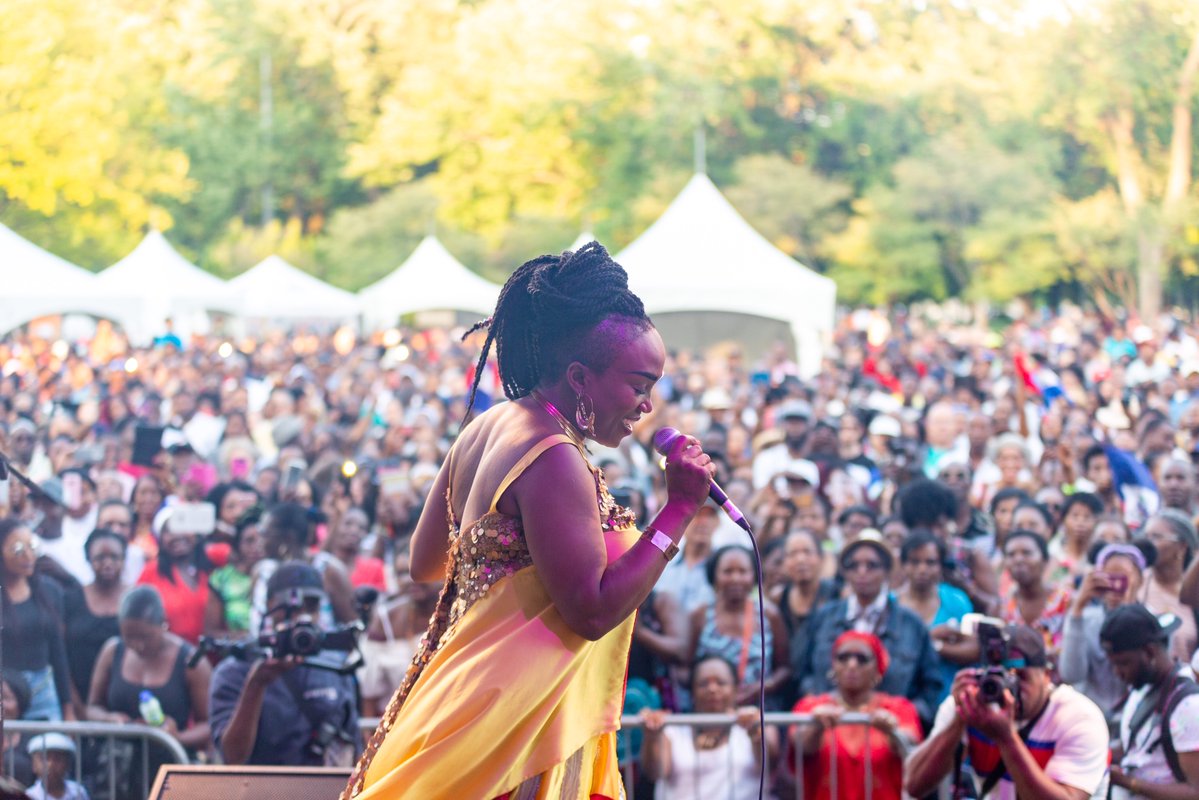 Fabiennecolas's tweet image. Au départ, une lettre d’amour à #Haïti et au #Québec… Aujourd’hui, le plus grand festival du genre en dehors Haiti.
🎶📚🍽️🎨 #HaitiEnFolie, c’est Haïti sans passeport.
19e @HaitiEnFolie #Montreal
23 - 27 juillet 2025
Présenté par @Banque_TD
HaitiEnFolie.com #HEF25