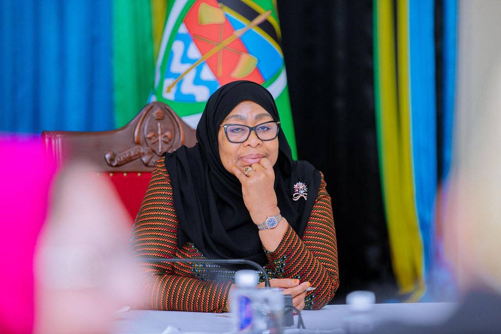 kuringechadema's tweet image. Kwako samia unaweza ukatueleza hao wanaoteka watu kisha kutokomea nao kusiko julikana unaweza ukatuambia ni kina nani maana naona kibaka wako murilo anasema wanajifanya police wanateka watu sasa kama sio police ni kinanani nani mwenye kibali cha kumiliki silaha na pingu?