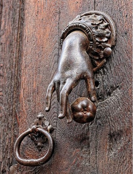 TheFigen_'s tweet image. A door knocker from Florence, Italy, crafted around the Renaissance ...
Too elegant!