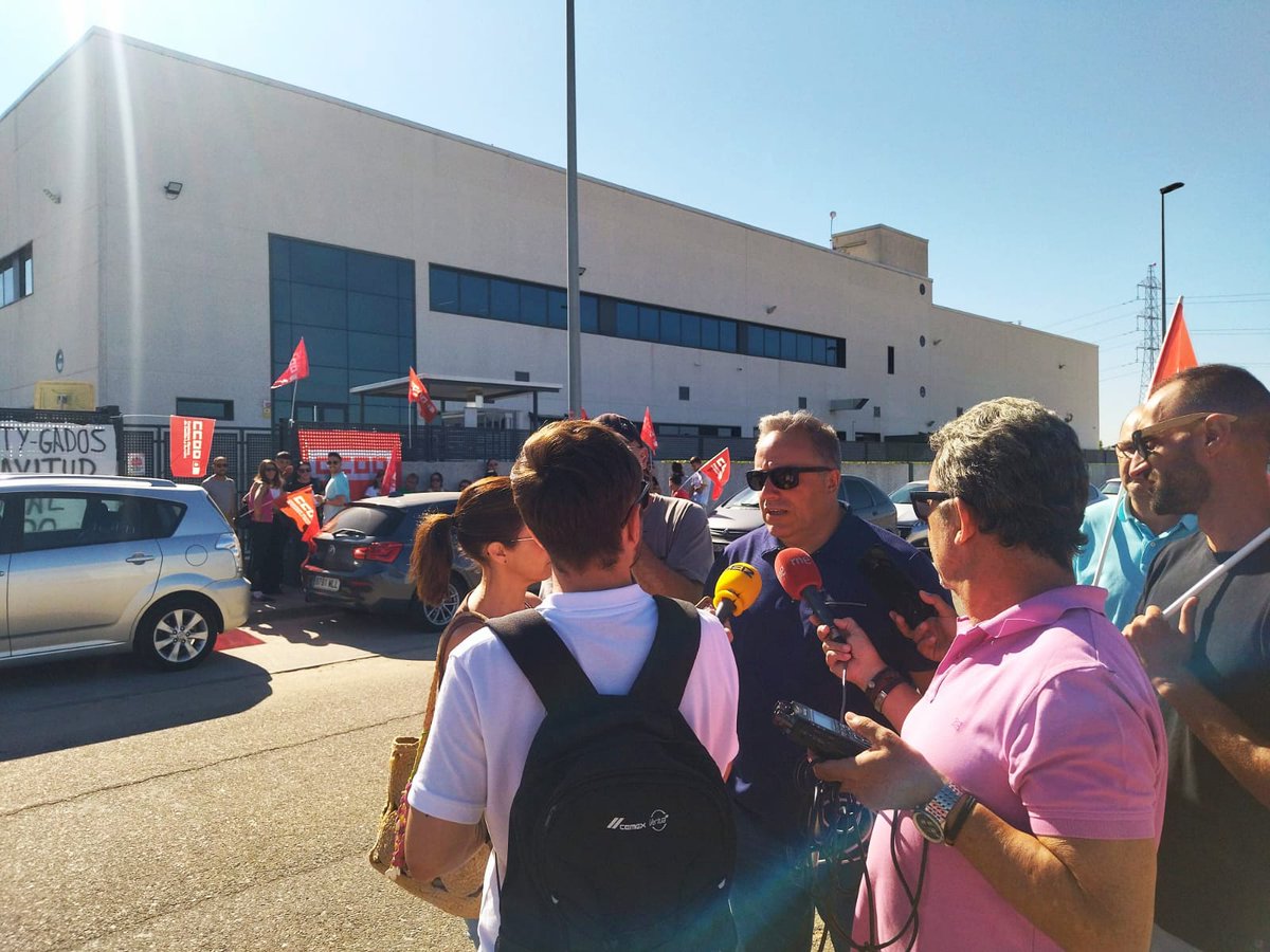 CCOO CLM #PrimerSindicato (@ccooclm) on Twitter photo 📢“Esto se tiene que solucionar”
✊CCOO Toledo continuará peleando por unas condiciones dignas para la plantilla de Casty en #Talavera 
#CCOOseMueve 📢“Esto se tiene que solucionar”
✊CCOO Toledo continuará peleando por unas condiciones dignas para la plantilla de Casty en #Talavera 
#CCOOseMueve