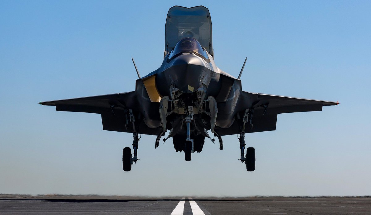 DefenceOps's tweet image. Shared Platforms. Shared Purpose.๐ค
@USMC F-35Bs & Ospreys have been landing on @HMSPWLS during #CSG25 ๐๐ฉ๏ธ
Our allies can fly from our deck - that's how close we operate.๐
๐Different nations, same mission. This is #OpHighmast.
#StrongerTogether @COMUKCSG
@DefenceHQ