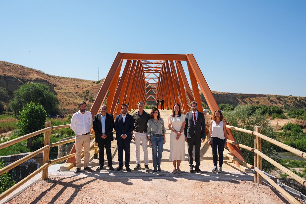 IdiazAyuso's tweet image. Arco Verde une los tres grandes parques regionales con la Sierra de Guadarrama.
200 kilómetros que unen 25 municipios recuperando flora y fauna autóctonas.
Desde hoy un nuevo puente conectará Mejorada del Campo con San Fernando de Henares.