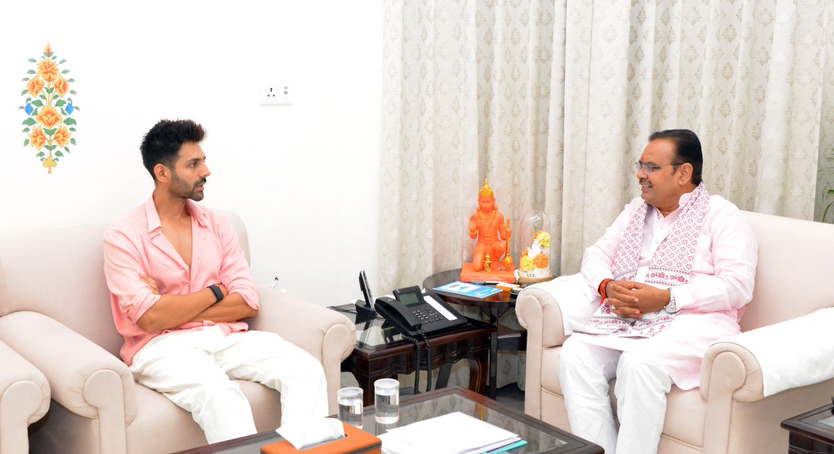 Bhajanlal Sharma (@bhajanlalbjp) on Twitter photo मुख्यमंत्री निवास पर बॉलीवुड अभिनेता श्री कार्तिक आर्यन ने शिष्टाचार भेंट की।
<a href="/TheAaryanKartik/">Kartik Aaryan</a> मुख्यमंत्री निवास पर बॉलीवुड अभिनेता श्री कार्तिक आर्यन ने शिष्टाचार भेंट की।
<a href="/TheAaryanKartik/">Kartik Aaryan</a>