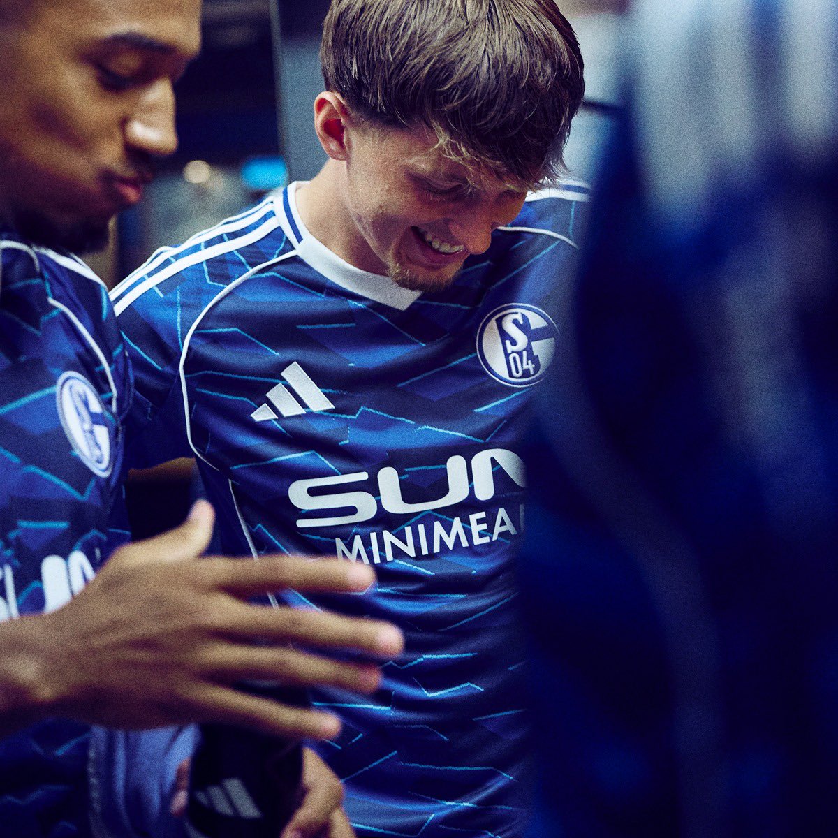 FCSchalke04BR's tweet image. 🔵⚪️ A VOLTA DE UM CLÁSSICO.
O novo uniforme titular do Schalke! 🔥