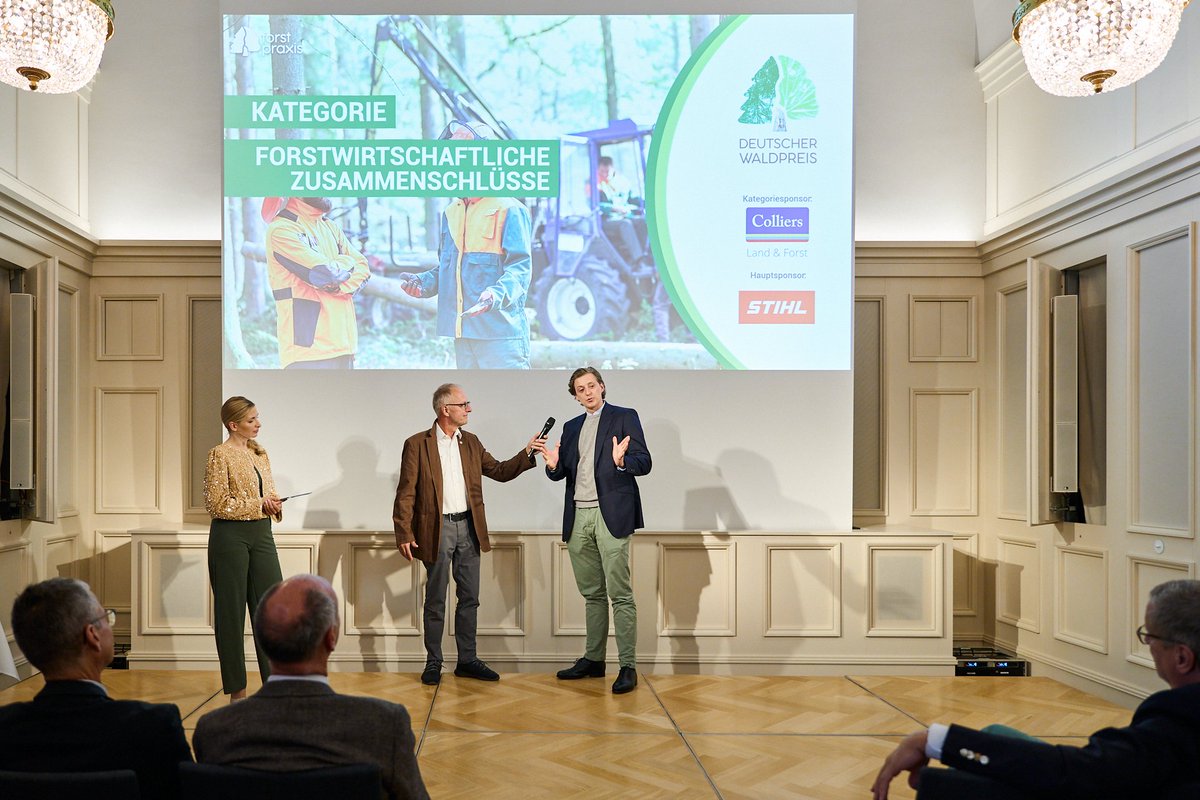 Wir sind stolz, erneut Sponsor des Sonderpreises „Forstwirtschaftliche Zusammenschlüsse 2025“ beim Deutschen #Waldpreis zu sein – organisiert vom Deutschen Landwirtschaftsverlag. Glückwunsch an Holzkontor Rhein Berg Siegerland! Der Preis ging an Berno v. Landsberg Velen &amp; Team.