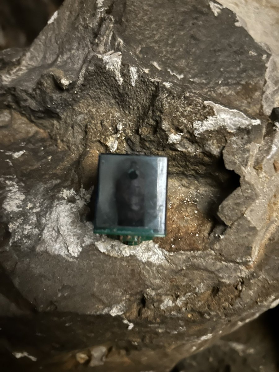MammothCaveNP's tweet image. Historic trash found inside Mammoth Cave. Flash cubes were individual flashbulbs used on early Instamatic cameras. Flash cubes were primarily used in the late 1960s and early 1970s but became less common with the advent of electronic flash units and built in flashes on cameras.