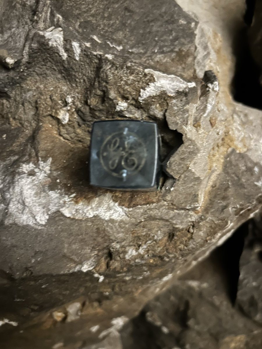 MammothCaveNP's tweet image. Historic trash found inside Mammoth Cave. Flash cubes were individual flashbulbs used on early Instamatic cameras. Flash cubes were primarily used in the late 1960s and early 1970s but became less common with the advent of electronic flash units and built in flashes on cameras.