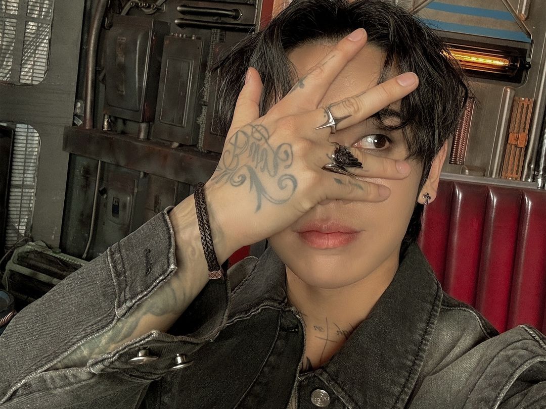 pbntears's tweet image. The thing about being an Ian fan is… one moment you’re thirsting hard, the next you’re questioning the meaning of life.