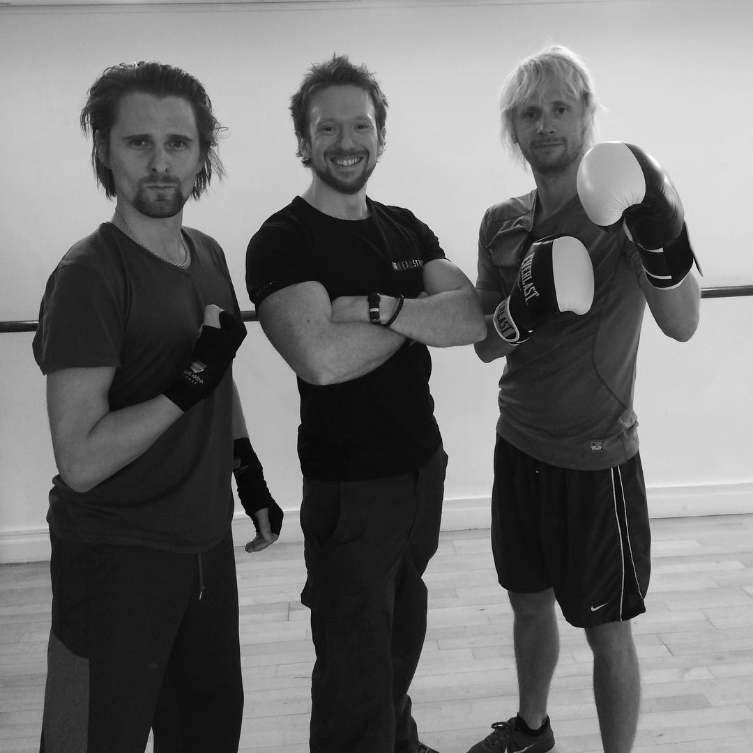 maria_nero's tweet image. Jul 22 2014 #MuseHistory Matt & Dom did a little boxing 📷 at Real Strong UK with our favorite personal trainer @AlJacksonPT