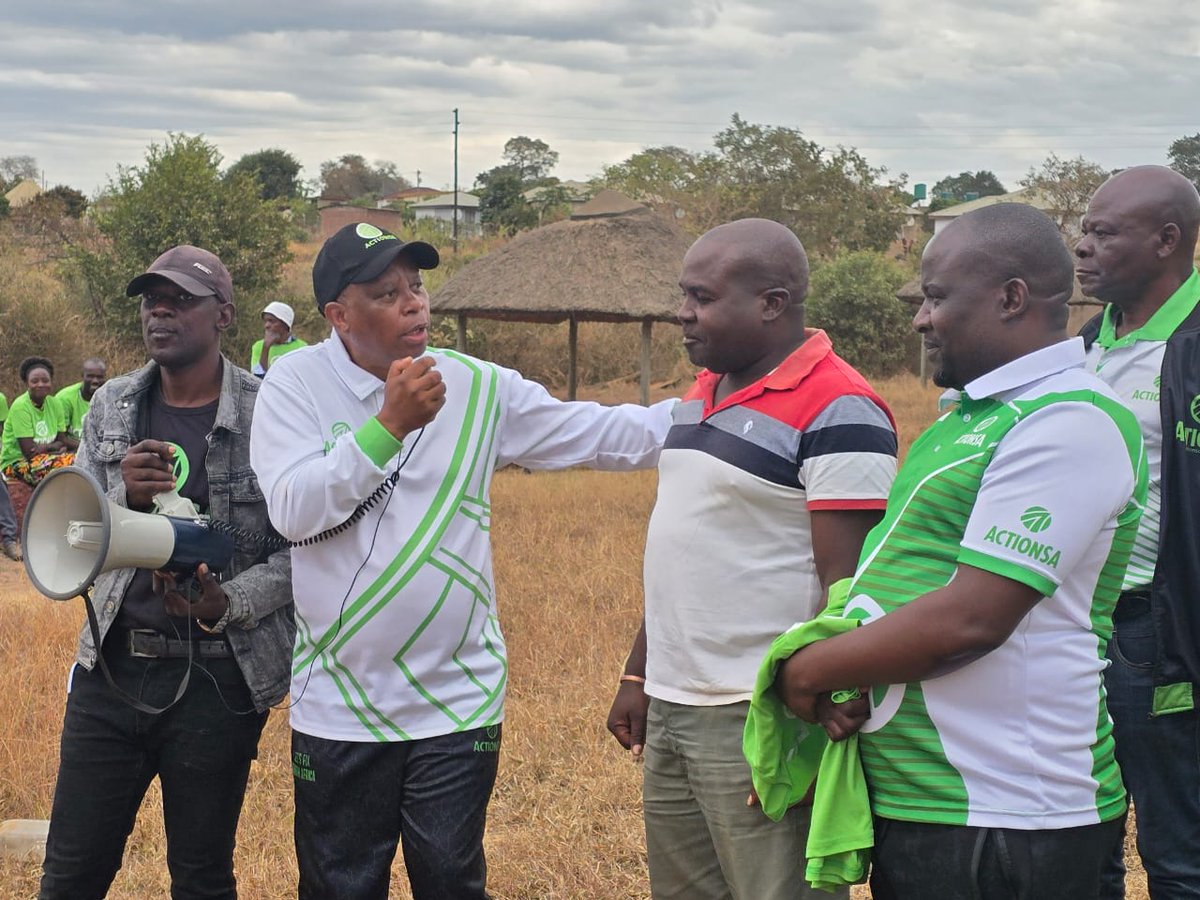 Action4SA's tweet image. ActionSA President @HermanMashaba and Deputy President Dr @Mbahare_Kekana welcome Phillip Munyai as the new ActionSA Ward Councillor in the Collins Chabane Local Municipality in Limpopo.
💚🇿🇦