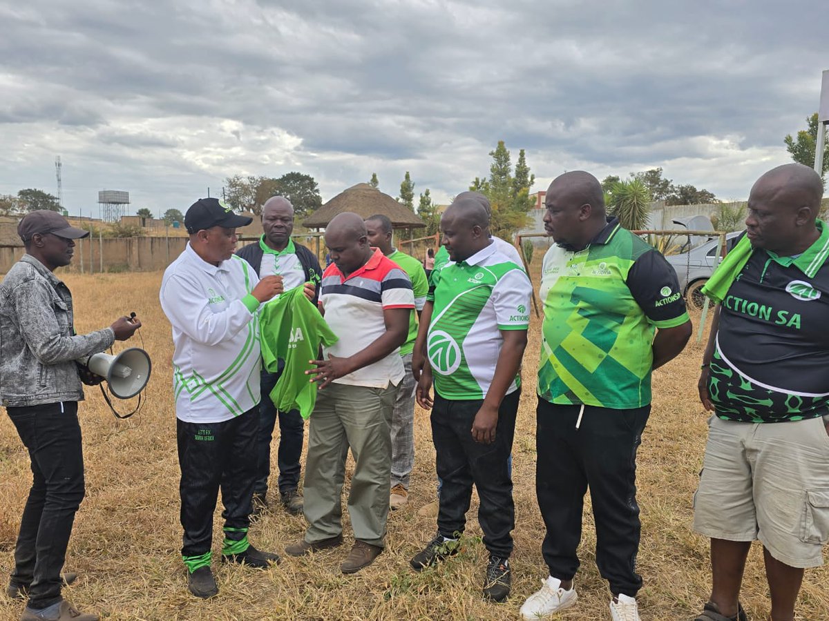 Action4SA's tweet image. ActionSA President @HermanMashaba and Deputy President Dr @Mbahare_Kekana welcome Phillip Munyai as the new ActionSA Ward Councillor in the Collins Chabane Local Municipality in Limpopo.
💚🇿🇦