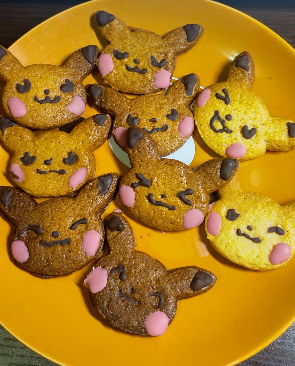 mnmsrbakirie's tweet image. 今日のために焼いた日焼けペカチュークッキーでも食べるピカ…