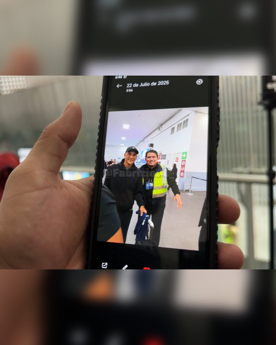 FabrizioDC_'s tweet image. 🚨KEYLOR NAVAS YA ESTÁ EN MÉXICO
El costarricense fue escoltado por una puerta alterna y no se le pudo ver en su llegada al país.
Aún así, algunos trabajadores del aeropuerto pudieron tomarse fotos con él.
#Pumas
